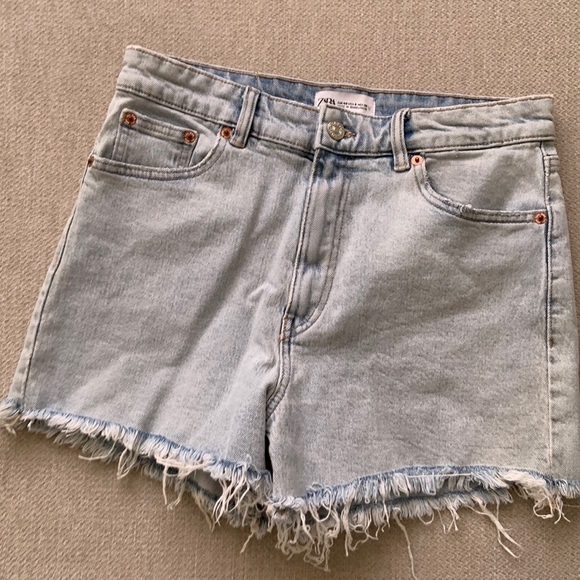Zara Pants - Zara light washed Denim Shorts size 8